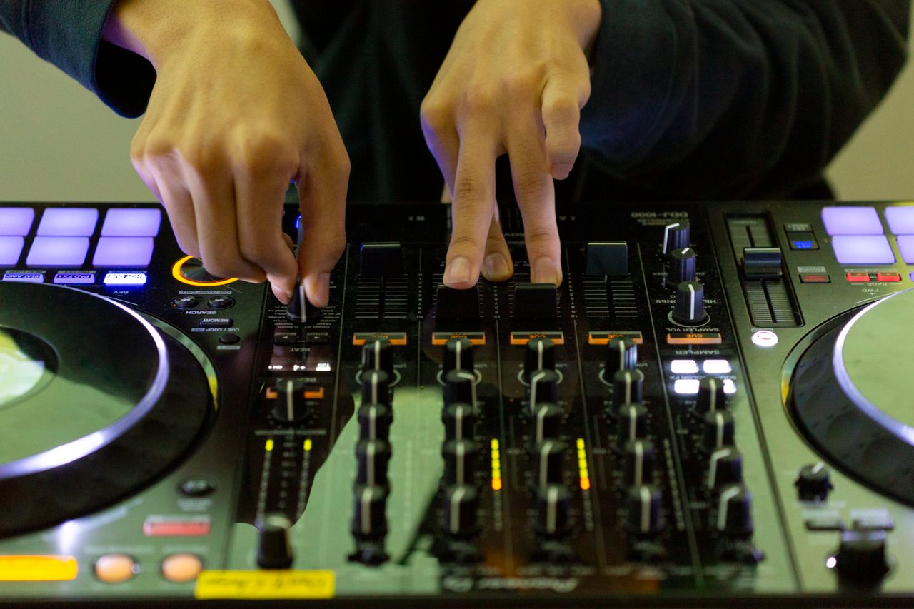 dove bere cocktail con dj set a Milano navigli
